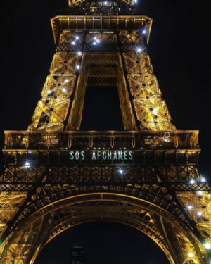 Anne Hidalgo Instagram - Ce soir, la Tour Eiffel envoie un message de résistance et de solidarité aux femmes afghanes, emmurées dans l’obscurité, persécutées pour le simple fait d’être femmes, leurs droits fondamentaux, leurs libertés de danser, de chanter, d’aller à l’école, de pouvoir travailler, bref de vivre tout simplement, se sont brisés face à une régression sans précédent des Talibans.

Paris, capitale des droits humains, ne les oublie pas ! Nous sommes avec les femmes afghanes.

📸 Guillaume Bontemps/Ville de Paris