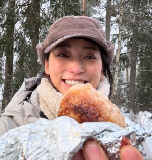 Anne Watanabe Instagram - 焚き火で焼きおにぎり！！🍙✨

#ごちそうさまチャレンジ