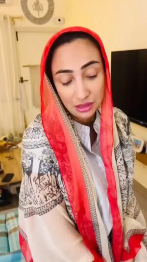 Anoushey Ashraf Instagram - What sacrifices have you made??? Batao!!!! #wackywednesday with @dinoaliofficial 🤣🤣♥️♥️