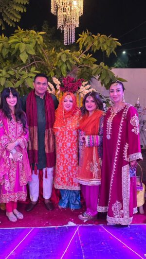 Anoushey Ashraf Instagram - Our small yet big Hashim family ❤️ sharing some incredibly happy moments in a fun filled, intimate dholki. My cousin Sadi & Zafar are all set to tie the knot IA! 
Sadi, my soul sister, we ❤️ you and wish you the best life with dear Zafar!
Missed so many of our loved ones.
To many happy moments together, InshAllah!
#ifnatcancooksocanyou #ifnatcancook #karachi #pakistan