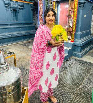 Anshita Akbarsha Instagram - Om Namah Shivaya! May Shiva’s power remove all obstacles from your path! 🔱
#omnamahshivaya 
.
.
#shivaratri #temple #shiva