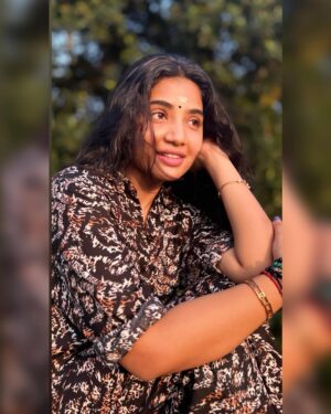 Anshita Akbarsha Instagram - “The only way to find true peace is to start by finding peace within yourself.”
.
.
📸 @anzil_gulami 
#behappy #behappy #bepositive #smile😊 #peace