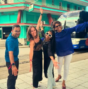 Antara Naina Roy Majumder Instagram - @yourbongguy তোমার Group Tour ভিডিওটা দেখে গত বছররের ট্রিপের কথা খুব মনে পড়ছিল ! একদম অচেনা সব মানুষেরা বিদেশ বিভুঁয়ে গিয়েও কেমন বন্ধু হয়ে যায়.. পরিবার হয়ে ওঠে.. ভরসার জায়গা হয়ে ওঠে তা কিন্তু তুমি বলোনি! 
দুদিন আগেও যাদের কে চিনতাম না তাদের সাথে এভাবে মন খুলে হাসা যায় , বাঁচা যায় ..একে অপরকে এভাবে আদর যত্নে আগলে রাখা যায় তা এই ট্যুরে না গেলে কখনোই বুঝতে পারতাম না..আবার হয়তো একসাথে কোথাও যাবো আমরা তবে জীবনের প্রথম এরকম গ্রুপ ট‍্যুরের অভিজ্ঞতা চিরকাল মনের ভেতর জ্বলজ্বল করবে .. 
missing you guys ❤️ let’s make a serious plan now🤞🥺
Cuba vlog এ হয়তো সবার সাথে এই বন্ধুদের নতুন ভাবে পরিচয় হবে..কিন্তু cuba vlog কবে আসবে আমি এখনো জানি না 🙃
শুধু জানি যে প্রথম ছবিটা জাস্ট পোজ 🚭
Cause you know C for Cuba-Car-Cigar 🇨🇺