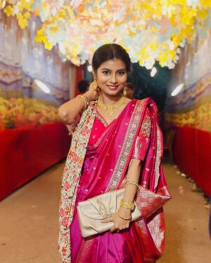 Antara Naina Roy Majumder Instagram - একটা বিয়ের ভোজ খেতে এত স্ট্রাগল হলে বিয়ে করতে কেমন চাপ হয় ভাবছি!😅 
যারা এই সিজনে বিয়ে করলে তাদের কেমন অভিজ্ঞতা শুনি 🫠