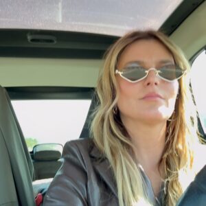 Antonija Blaće Instagram - 😎 
Ignorirajte Romana u pozadini 🥰😂 smorila sam ga sa “valovi al da nisu” i bojom “da je plava al nije” 
@hairsalonbyroman 
Sunčane @livisionoptika 
Sako @boutique_wiya