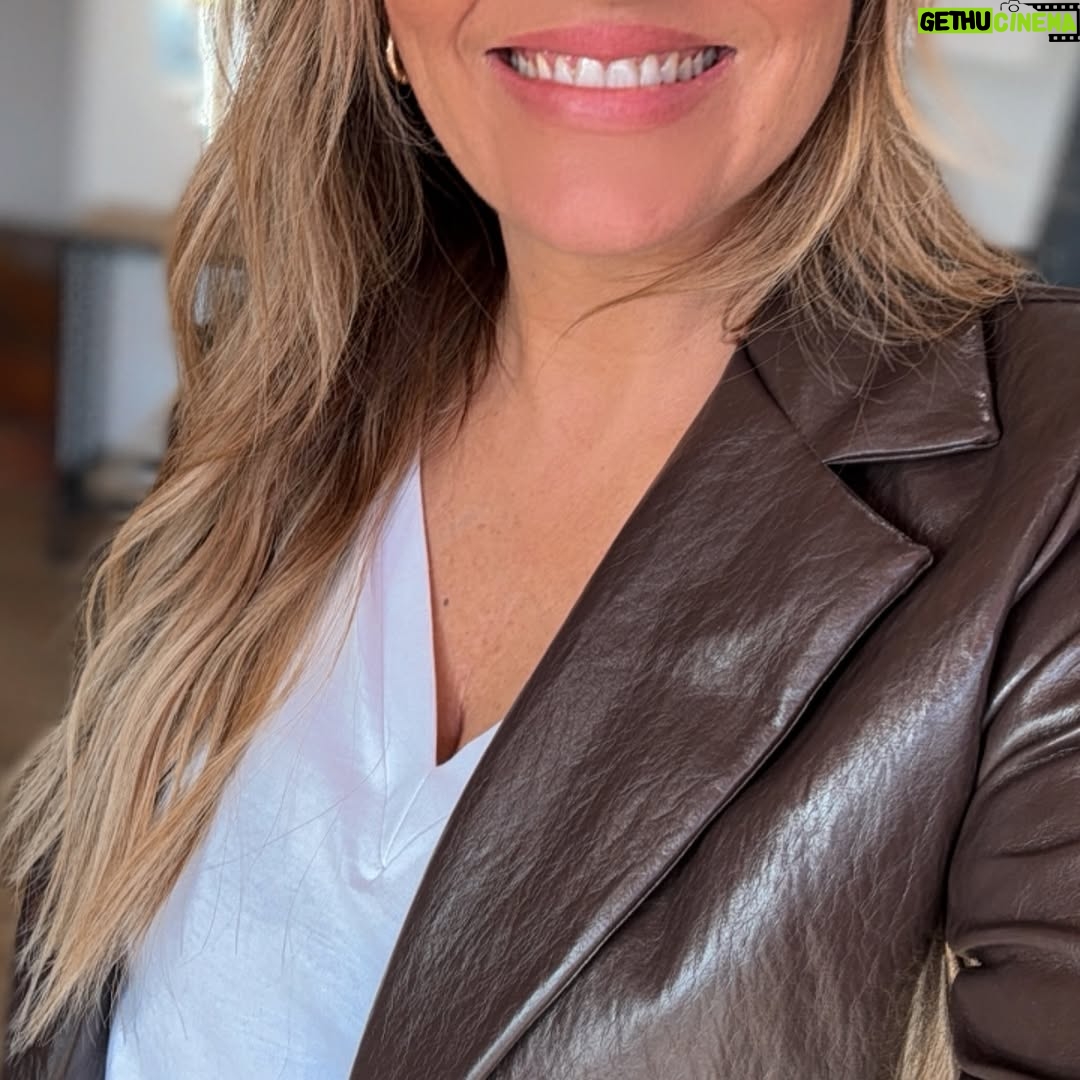 Antonija Blaće - 2.4K Likes - 😎
Ignorirajte Romana u pozadini 🥰😂 smorila sam ga sa “valovi al da nisu” i bojom “da je plava al nije”
@hairsalonbyroman
Sunčane @livisionoptika
Sako @boutique_wiya