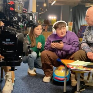 Antonina Khyzhniak Instagram - Ці сусіди за кадром дуже милі люди 🥰😄
🎬 «Збори ОСББ»