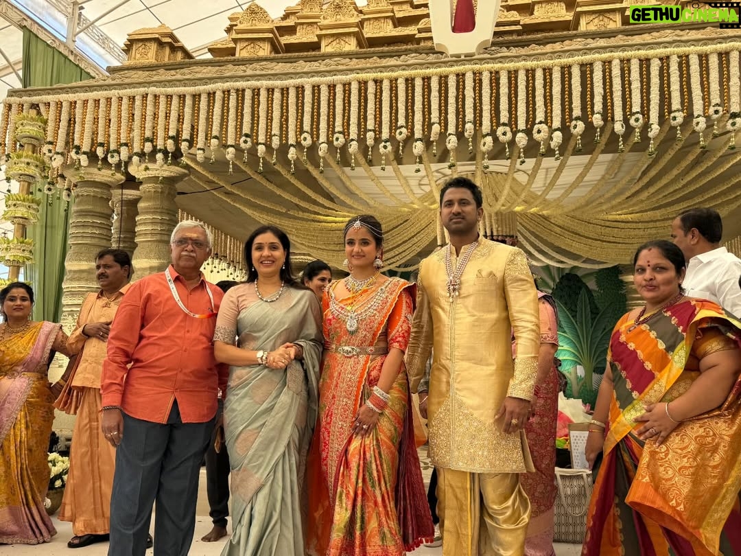 Anu Prabhakar - 2.1K Likes - ಚೈತ್ರ ವಾಸುದೇವನ್ ರವರ ಮದುವೆಯಲ್ಲಿ ನಮ್ಮ ಅನು ಮೇಡಂ♥️
#AnuPrabhakarMukherjee #chaitravasudevan
Follow 👉 @raghuanufansofficial
@anu.p.mukherjee @chaitra_vasudevan_official_
#raghuanufansofficial #raghuanuprabhakarmukherjeefans #raghumukherjeefans #anuprabhakar #anuprabhakarmukherjeefans #fans #instagram #sandalwood #kfi #actor #actors #kannada