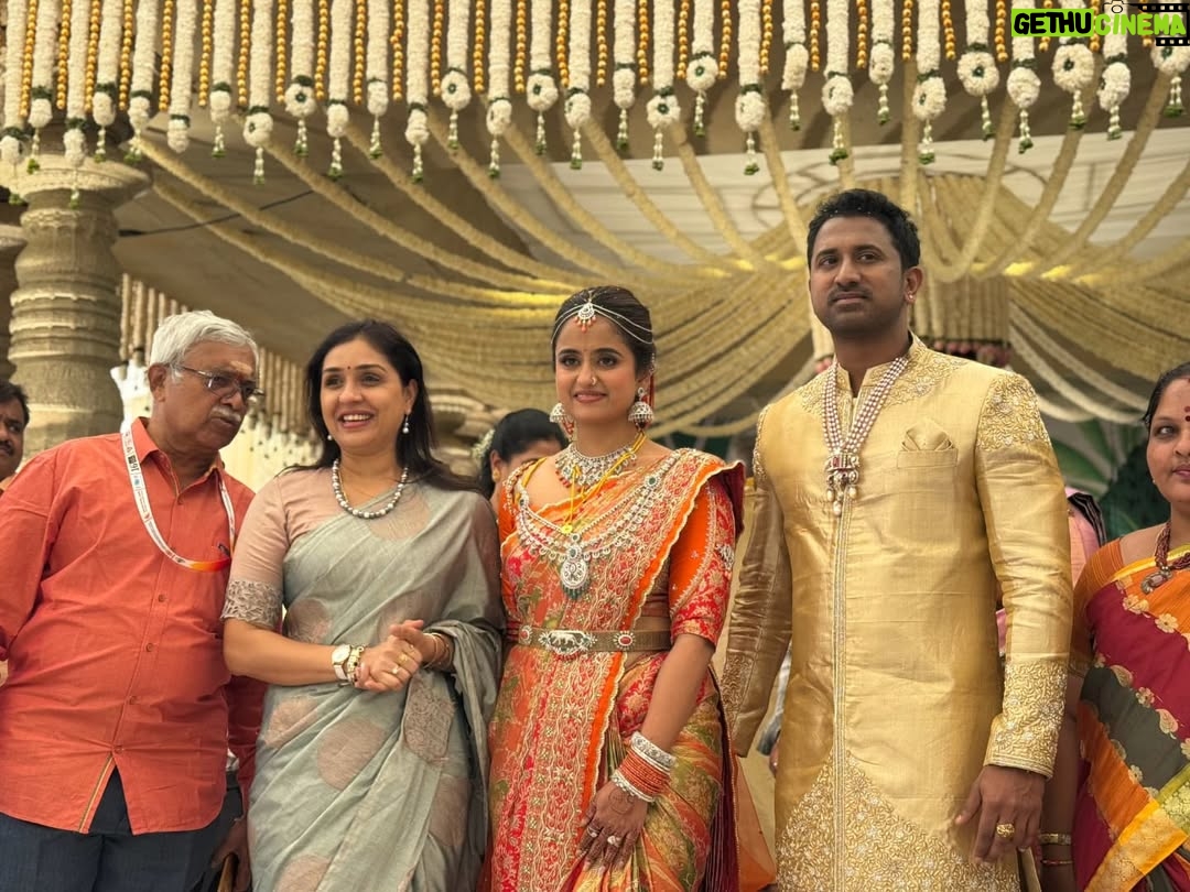 Anu Prabhakar - 2.1K Likes - ಚೈತ್ರ ವಾಸುದೇವನ್ ರವರ ಮದುವೆಯಲ್ಲಿ ನಮ್ಮ ಅನು ಮೇಡಂ♥️
#AnuPrabhakarMukherjee #chaitravasudevan
Follow 👉 @raghuanufansofficial
@anu.p.mukherjee @chaitra_vasudevan_official_
#raghuanufansofficial #raghuanuprabhakarmukherjeefans #raghumukherjeefans #anuprabhakar #anuprabhakarmukherjeefans #fans #instagram #sandalwood #kfi #actor #actors #kannada