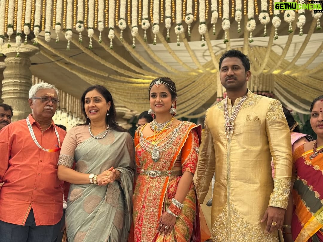 Anu Prabhakar - 2.1K Likes - ಚೈತ್ರ ವಾಸುದೇವನ್ ರವರ ಮದುವೆಯಲ್ಲಿ ನಮ್ಮ ಅನು ಮೇಡಂ♥️
#AnuPrabhakarMukherjee #chaitravasudevan
Follow 👉 @raghuanufansofficial
@anu.p.mukherjee @chaitra_vasudevan_official_
#raghuanufansofficial #raghuanuprabhakarmukherjeefans #raghumukherjeefans #anuprabhakar #anuprabhakarmukherjeefans #fans #instagram #sandalwood #kfi #actor #actors #kannada