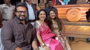 Anu Prabhakar Instagram - ಹಂಪಿ ಉತ್ಸವದಲ್ಲಿ ನಮ್ಮ ಅನು ಮೇಡಂ, ವಿಜಯ್ ಸರ್ ಮತ್ತು ಪ್ರಿಯಾಂಕ ಉಪೇಂದ್ರ ಮೇಡಂ♥️

#AnuPrabhakarMukherjee 

Follow 👉 @raghuanufansofficial

 @anu.p.mukherjee @raagu.vijay
@priyanka_upendra

#raghuanufansofficial #raghuanuprabhakarmukherjeefans  #raghumukherjeefans #anuprabhakar #anuprabhakarmukherjeefans #fans #instagram #sandalwood #kfi #actor #actors #kannada