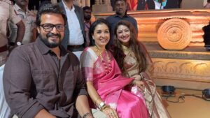 Anu Prabhakar Instagram - ಹಂಪಿ ಉತ್ಸವದಲ್ಲಿ ನಮ್ಮ ಅನು ಮೇಡಂ, ವಿಜಯ್ ಸರ್ ಮತ್ತು ಪ್ರಿಯಾಂಕ ಉಪೇಂದ್ರ ಮೇಡಂ♥️

#AnuPrabhakarMukherjee 

Follow 👉 @raghuanufansofficial

 @anu.p.mukherjee @raagu.vijay
@priyanka_upendra

#raghuanufansofficial #raghuanuprabhakarmukherjeefans  #raghumukherjeefans #anuprabhakar #anuprabhakarmukherjeefans #fans #instagram #sandalwood #kfi #actor #actors #kannada