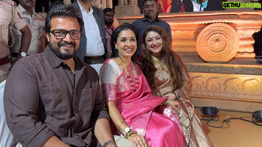 Anu Prabhakar - 1.6K Likes - ಹಂಪಿ ಉತ್ಸವದಲ್ಲಿ ನಮ್ಮ ಅನು ಮೇಡಂ, ವಿಜಯ್ ಸರ್ ಮತ್ತು ಪ್ರಿಯಾಂಕ ಉಪೇಂದ್ರ ಮೇಡಂ♥️
#AnuPrabhakarMukherjee
Follow 👉 @raghuanufansofficial
@anu.p.mukherjee @raagu.vijay
@priyanka_upendra
#raghuanufansofficial #raghuanuprabhakarmukherjeefans #raghumukherjeefans #anuprabhakar #anuprabhakarmukherjeefans #fans #instagram #sandalwood #kfi #actor #actors #kannada