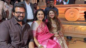 Anu Prabhakar Instagram - ಹಂಪಿ ಉತ್ಸವದಲ್ಲಿ ನಮ್ಮ ಅನು ಮೇಡಂ, ವಿಜಯ್ ಸರ್ ಮತ್ತು ಪ್ರಿಯಾಂಕ ಉಪೇಂದ್ರ ಮೇಡಂ♥️

#AnuPrabhakarMukherjee 

Follow 👉 @raghuanufansofficial

 @anu.p.mukherjee @raagu.vijay
@priyanka_upendra

#raghuanufansofficial #raghuanuprabhakarmukherjeefans  #raghumukherjeefans #anuprabhakar #anuprabhakarmukherjeefans #fans #instagram #sandalwood #kfi #actor #actors #kannada