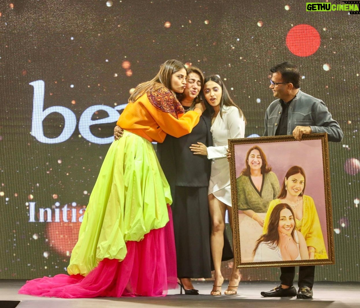 Anu Ranjan - 24.7K Likes - Out of all the daughters on the planet so glad you both mine ♥️♥️
#bewithbeti
Thank you @aneelmurarka for the beautiful picture