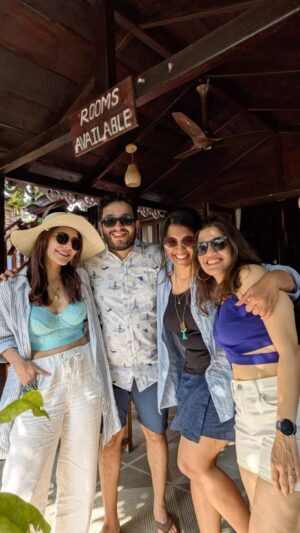 Anuja Sathe Instagram - Team players on a Road Trip ❤️

#roadtrip #fun #driving 
@wanderingapu & @ankita_parad what are you both gifting the two efficient drivers on board ??? 
@alhadsapre & me of course 🤷🏻‍♀️