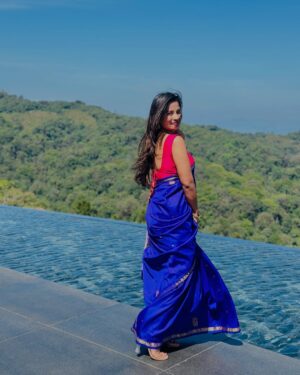 Anusha Rai Instagram - ಹೊಸವರ್ಷದ ಹೊಂಗಿರಣ ಬಿದ್ದಾಗಿದೆ 
ದೇವಸ್ಥಾನವೆಂಬ ಪವಿತ್ರ ಜಾಗದಿಂದ ದಿನ ಆರಂಭವಾಗಿದೆ 
ದೇವರ ಆಶೀರ್ವಾದ ಪಡೆದಂತ ಅನುಭವ ಮನಸಲ್ಲಿ 
ಹೊಸ ಆಸೆಯ ಚಿಗುರು ಕವಲೊಡೆದಿದೆ ಬಾಳ ಲತೆಯಲ್ಲಿ 
ಶುದ್ಧ ಮನಸಿಂದ ಪ್ರಾರ್ಥಿಸುವೆ ಆ ದೇವರನ್ನು 
ಸುಖ ನೆಮ್ಮದಿಯಿಂದ ಬಾಳಿಸು ನೀ ಎಲ್ಲರನ್ನು…
Blessed 🙏🏻♥️
Jewels : @km_jewel_house 😘
#dharmastala #anusharai #srimanjunathaswamy #happynewyear #2025 #blessed #bliss #happiness #lifeisgood