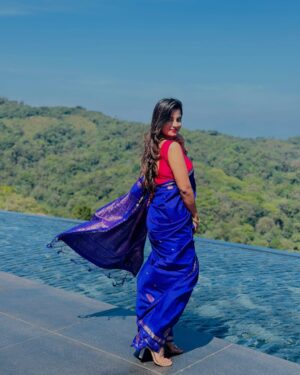 Anusha Rai Instagram - ಹೊಸವರ್ಷದ ಹೊಂಗಿರಣ ಬಿದ್ದಾಗಿದೆ 
ದೇವಸ್ಥಾನವೆಂಬ ಪವಿತ್ರ ಜಾಗದಿಂದ ದಿನ ಆರಂಭವಾಗಿದೆ 
ದೇವರ ಆಶೀರ್ವಾದ ಪಡೆದಂತ ಅನುಭವ ಮನಸಲ್ಲಿ 
ಹೊಸ ಆಸೆಯ ಚಿಗುರು ಕವಲೊಡೆದಿದೆ ಬಾಳ ಲತೆಯಲ್ಲಿ 
ಶುದ್ಧ ಮನಸಿಂದ ಪ್ರಾರ್ಥಿಸುವೆ ಆ ದೇವರನ್ನು 
ಸುಖ ನೆಮ್ಮದಿಯಿಂದ ಬಾಳಿಸು ನೀ ಎಲ್ಲರನ್ನು…
Blessed 🙏🏻♥️
Jewels : @km_jewel_house 😘
#dharmastala #anusharai #srimanjunathaswamy #happynewyear #2025 #blessed #bliss #happiness #lifeisgood