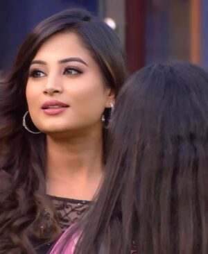 Anusha Rai Instagram - ನನ್ನ ಬಿಗ್ ಬಾಸ್ ಅಧ್ಯಾಯದಲ್ಲಿ ಕಳೆದ ಸುಂದರವಾದ  ಕ್ಷಣಗಳನ್ನು ಮತ್ತೆ ಮೆಲಕು ಹಾಕಲು ಅವಕಾಶ  ಮಾಡಿಕೊಟ್ಟಿದಕ್ಕೆ ಕಲರ್ಸ್ ಕನ್ನಡ ವಾಹಿನಿಗೆ ಧನ್ಯವಾದಗಳು, ಮನೆಯಲ್ಲಿ ಎಲ್ಲಾ ಸ್ನೇಹಿತರ ಜೊತೆ ಮತ್ತೆ ಸಮಯ ಕಳೆದದ್ದು ಬಹಳ ಖುಶಿ ಕೊಟ್ಟಿದೆ, BIGG BOSS ಮನೆ ಬಹಳಷ್ಟು ತಿಳಿಸಿಕೊಟ್ಟಿದೆ, ಕೊನೆಯ ಬಾರಿ BB ಮನೆಗೆ ವಿದಾಯ ಹೇಳುವಾಗ ಸ್ವಲ್ಪ ಕಷ್ಟ ಆಯ್ತು, ಕರ್ನಾಟಕ ಜನತೆಯು ಪ್ರೀತಿ ಕೊಟ್ಟು ನನ್ನ ನಿಮ್ಮ ಮನೆ ಮಗಳಾಗಿ ನೋಡಿದ್ದೀರಾ, ಇದೆಲ್ಲಕ್ಕೂ ಸದಾ ಚಿರಋಣಿಯಾಗಿರುತ್ತೆ
 ನಿಮ್ಮ ಮನೆಮಗಳು ಅನುಷಾ ರೈ 🙏🏻💐
Pic : @thenameisrockey 
Styling : @chandangowda_official 
Makeup : @makeover_by_varshini_dt 
Outfit: @rentyourlook_by_chandangowda