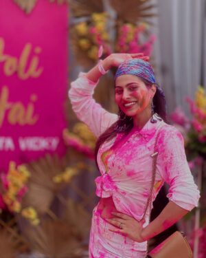Aparna Dixit Instagram - Happy Holi 🤗🤗🤗
Meri taraf se aap sabhi koi Holi ki khoob sari shubhkamnaien
#anvikirasleela
