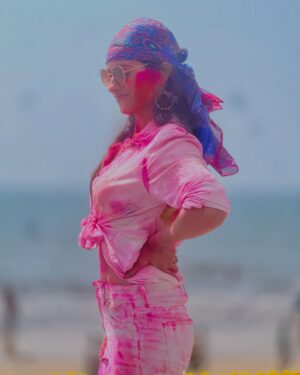 Aparna Dixit Instagram - Happy Holi 🤗🤗🤗
Meri taraf se aap sabhi koi Holi ki khoob sari shubhkamnaien
#anvikirasleela
