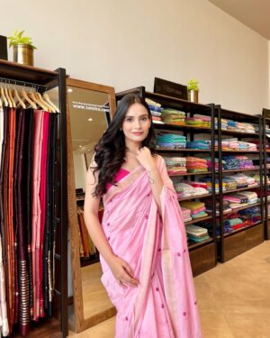 Apoorva Sharma Instagram - #Ad Livin’ a pink saree kinda day in @taneira_sarees 💖🌸

www.taneira.com 🔗
#TaneiraSarees #TaneiraFestive #TaneiraTribe #TaneiraCelebrations #TaneirabyTata #CottonSarees