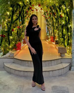 Apoorva Sharma Instagram - welcoming capricorn energy 🖤🪐 #28 🎂 

📍 @bigtreecafejaipur