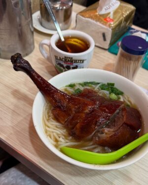 Apple Hong Instagram - 嗨，又见香港，美食、好友，真情❤️

#香港 #九记 #红伶饭店 #永 #一乐烧鹅 
#hongkong #hongkongharbour #hongkongfood