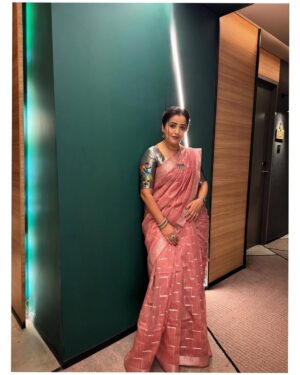 Apurva Nemlekar Instagram - .
महिला दिनाच्या हार्दिक शुभेच्छा! 🪷

मी एक स्त्री आहे याचा मला अभिमान वाटतो—साडी नेसणे, चांदीची दागिने घालणे, केस नीटसंवारणे, मेकअप करणे आणि माझ्या स्त्रीत्त्वाचा आनंद घेणे, हे सगळं मला खूप आवडतं. दरवेळी मी साडी नेसते, तेव्हा मला लहानपणीचे दिवस आठवतात—माझी आई, जी सरकारी अधिकारी होती, ती किती आत्मविश्वासाने तयार होत असे. तिच्या साडीची एकदम परफेक्ट पिनअप स्टाईल, तिच्या स्टार्च केलेल्या सुरेख कॉटन साड्या—एकही सुरकुती नाही—हे सर्व तिच्या शिस्तबद्ध आणि ताकदवान व्यक्तिमत्त्वाचे प्रतिबिंब होते. आजही, मी साडी नेसताना त्या आठवणींशी जोडली जाते आणि तिच्या शिकवणी, मूल्ये आणि नैतिकता मी माझ्यासोबत घेऊन चालते.

अभिनेत्री म्हणून माझ्या शरीरावर नेहमीच टीका केली जाते—माझ्या अभिनयावर नाही, तर माझ्या शरीराच्या आकारावर. मला अनेकदा ‘ओव्हरसाईझड,’ ‘जाड,’ किंवा ‘कर्वी’ असे म्हटले जाते—जणू सौंदर्य केवळ एका विशिष्ट शरीररचनेतच बसते. सौंदर्याची तुलना केली जाते, एखाद्या ठरवलेल्या चौकटीत मला बसवण्याचा प्रयत्न केला जातो. लोक मला खाली खेचतात, पण मी हार मानत नाही. मी परिपूर्ण होण्यासाठी प्रयत्न करत राहते—पण समाजाच्या कल्पनांप्रमाणे नाही, तर माझ्या स्वतःच्या निकषांवर. मी माझी ओळख स्वतः ठरवते. माझ्या शरीरावर, माझ्या कलागुणांवर आणि आत्मविश्वासावर मला पूर्ण विश्वास आहे, कोणाच्याही कल्पनेतील आदर्श शरीरयष्टीत बसण्याची मला गरज नाही. प्रत्येक स्त्रीला बॉडी शेमिंग सहन करावे लागते, पण तिची किंमत वजनाच्या काट्याने किंवा दुसऱ्यांच्या मतांनी ठरत नाही.

एक स्त्री ही एकाच वेळी कोमल आणि ताकदवान असते—ती जगाचा भार आपल्या खांद्यावर उचलते, पण तरीही आत्मसन्मानाने पुढे चालत राहते. संकटांना एकटी सामोरी जाते, पण तिचा आत्मा कधीच कमकुवत होत नाही. समाज तिला परखतो, पण ती अजून जास्त चमकते, स्वतःची नवी वाट तयार करते.

या महिला दिनी, प्रत्येक स्त्रीचा उत्सव साजरा करूया, जी आपली भावना स्वीकारते, पण त्याचवेळी ताकदीने उभी राहते. आपण सर्व जणी एकमेकींना प्रेरणा देत, सोबत उभ्या राहत आणि स्वतःच्या वेगळ्या प्रकाशात झळाळत राहूया.

सर्व स्त्रियांना महिला दिनाच्या खूप खूप शुभेच्छा!
.
Saree & jewellery - @apoorvacollections.in 
MUA - me 💃
Pc - @supriyanemlekar 
.
#apurvanemlekar #HappyWomensDay #ladyofwords #apurvanemlekarfans #ProudToBeAWoman #WomenOfStrength#BreakingStereotypes #ConfidenceIsBeauty #MyBodyMyRules #SheShines
#UnstoppableWoman #RedefiningBeauty
#EmpoweredWomenEmpowerWomen
#OwnYourStory #WomenInPower