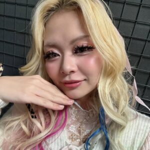Arakawa Instagram - GALLZの動画どうやったら見やすい動画になるんだろうって試行錯誤の上いろんなメイクしてみました(２個後のリール参照)

Q.なんでそんな頭抑えてるんですか？

A.ウィッグで頭長く見えるのを防ぐためです
そしたらめっちゃ盛れました。世の中って優しい

GALLZ フラッシュ映えグロス101 恋SUGAR
ほんまにいかついです！！！笑🤣🩷
よろしくお願いします💖💖💖💖💖💖💖💖