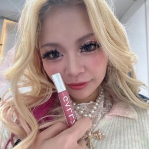 Arakawa Instagram - GALLZの動画どうやったら見やすい動画になるんだろうって試行錯誤の上いろんなメイクしてみました(２個後のリール参照)

Q.なんでそんな頭抑えてるんですか？

A.ウィッグで頭長く見えるのを防ぐためです
そしたらめっちゃ盛れました。世の中って優しい

GALLZ フラッシュ映えグロス101 恋SUGAR
ほんまにいかついです！！！笑🤣🩷
よろしくお願いします💖💖💖💖💖💖💖💖