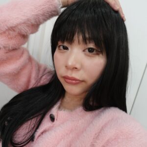 Arakawa Instagram - GALLZの動画どうやったら見やすい動画になるんだろうって試行錯誤の上いろんなメイクしてみました(２個後のリール参照)

Q.なんでそんな頭抑えてるんですか？

A.ウィッグで頭長く見えるのを防ぐためです
そしたらめっちゃ盛れました。世の中って優しい

GALLZ フラッシュ映えグロス101 恋SUGAR
ほんまにいかついです！！！笑🤣🩷
よろしくお願いします💖💖💖💖💖💖💖💖