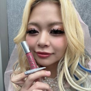Arakawa Instagram - GALLZの動画どうやったら見やすい動画になるんだろうって試行錯誤の上いろんなメイクしてみました(２個後のリール参照)

Q.なんでそんな頭抑えてるんですか？

A.ウィッグで頭長く見えるのを防ぐためです
そしたらめっちゃ盛れました。世の中って優しい

GALLZ フラッシュ映えグロス101 恋SUGAR
ほんまにいかついです！！！笑🤣🩷
よろしくお願いします💖💖💖💖💖💖💖💖