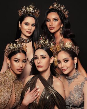 Arayha Suparurk Instagram - 👑มงกุฎเกียรติยศสำหรับ👑Top5 "Miss Grand Thailand 2022"

ถ่ายทอดความทรงคุณค่าผ่านแรงบันดาลใจจากลวดลายไทยอันอ่อน อยประยุกต์เข้ากับลายผ้าไหม และลายแคนซึ่งเป็นเครื่องดนตรีใน วัฒนธรรมอีสาน สัญลักษณ์สอดคล้องกับจังหวัดขอนแก่นซึ่งเป็นเจ้า ภาพในการทํากิจกรรมเก็บตัวในปีนี้

รังสรรค์ตัวเรือนทั้ง 5 ด้วยทองคํา 24K ประดับเพชรแท้ และอัญมณีมี ค่าหลากชนิดแตกต่างกัน ในส่วนของมงกุฎผู้ชนะเลิศคลุมโทนสี อัญมณีตามลักษณะของธงชาติไทย #สีแดง ทับทิมสยาม, #สีขาว เพชรแท้บริสุทธิ์ และ #สีน้ำเงิน ไพลินบลูแซฟไฟร์ บ่งบอกถึงความยิ่ง ใหญ่ และความทรงคุณค่าแห่งเวทีอันดับ 1 ของประเทศไทย เวทีแห่ง ประชาธิปไตย และเสรีภาพ

#WeAreGRANDthe1andOnly #เวทีอันดับ1 ของประเทศไทย #มิสแกรนด์เวทีเพื่อประชาธิปไตย #นับจากนี้ทุกพื้นที่มีแต่แกรนด์

#davidryo #beauty #queen #beautyshot #beautyqueen #golden #miss #missgrand #missgrandthailand #missgrandinternational #missgrandthailand2022