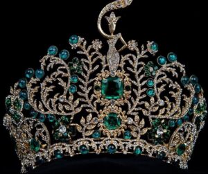 Arayha Suparurk Instagram - This is the MAGNIFICENT CROWN of #MISSGRANDINTERNATIONAL2022 for the QUEEN of QUEENS👸🏻👑

@nawat.tv @teresa.mgi @gwittels @ivan_gunawan @missgrandinternational

#MGI2022CROWN
#MissGrandInternational
#MissGrandInternational2022