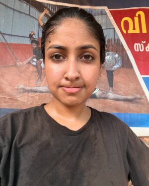 Archana Jois Instagram - 1. My first sadya 
2. Shedding old skin, making way for new growth..
3. At Kowdiar palace clicked by Prince Aditya Varma himself! 😬🤩
4. New skincare routine 
5. !!🙏🏻
6. Some forearm strengthening (kill me already 🥵)
7. Feeling light & bright! - much needed massage. 
8. Some more grinding 
9 & 10. Clips from first visit!