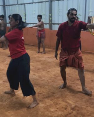 Archana Jois Instagram - 1. My first sadya 
2. Shedding old skin, making way for new growth..
3. At Kowdiar palace clicked by Prince Aditya Varma himself! 😬🤩
4. New skincare routine 
5. !!🙏🏻
6. Some forearm strengthening (kill me already 🥵)
7. Feeling light & bright! - much needed massage. 
8. Some more grinding 
9 & 10. Clips from first visit!