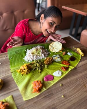 Archana Jois Instagram - 1. My first sadya 
2. Shedding old skin, making way for new growth..
3. At Kowdiar palace clicked by Prince Aditya Varma himself! 😬🤩
4. New skincare routine 
5. !!🙏🏻
6. Some forearm strengthening (kill me already 🥵)
7. Feeling light & bright! - much needed massage. 
8. Some more grinding 
9 & 10. Clips from first visit!