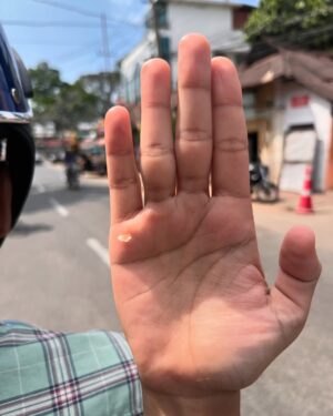 Archana Jois Instagram - 1. My first sadya 
2. Shedding old skin, making way for new growth..
3. At Kowdiar palace clicked by Prince Aditya Varma himself! 😬🤩
4. New skincare routine 
5. !!🙏🏻
6. Some forearm strengthening (kill me already 🥵)
7. Feeling light & bright! - much needed massage. 
8. Some more grinding 
9 & 10. Clips from first visit!