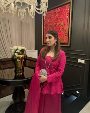 Areeba Habib Instagram - My favourite 🥀
@lulusaronline 
@kohar_jewel