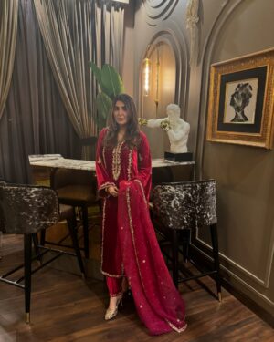 Areeba Habib Instagram - What a night.🫀
@iamwaleednadeem 💋
👗: @aghanoorofficial 
💍: @kohar_jewel