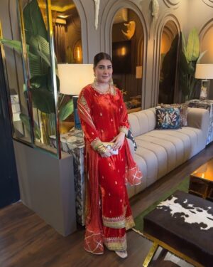 Areeba Habib Instagram - ☄️🔥💥🥂
👗: @aghanoorofficial 
💍: @kohar_jewel