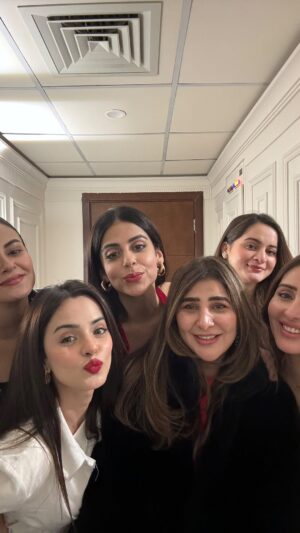 Areeba Habib Instagram - All bi bees 🐝 ♥️🥂
Other bees busy hosting.