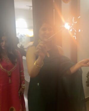 Areeba Habib Instagram - Lights & Joy.🪔✨💋
Wearing: @aimensahibzada