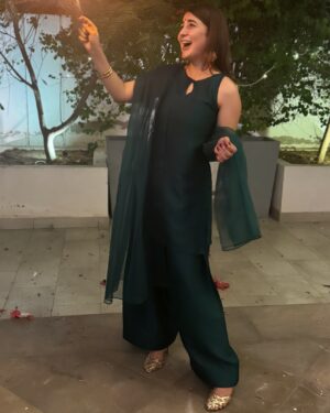 Areeba Habib Instagram - Lights & Joy.🪔✨💋
Wearing: @aimensahibzada