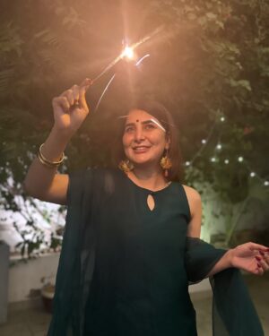 Areeba Habib Instagram - Lights & Joy.🪔✨💋
Wearing: @aimensahibzada