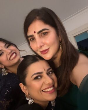 Areeba Habib Instagram - Lights & Joy.🪔✨💋
Wearing: @aimensahibzada