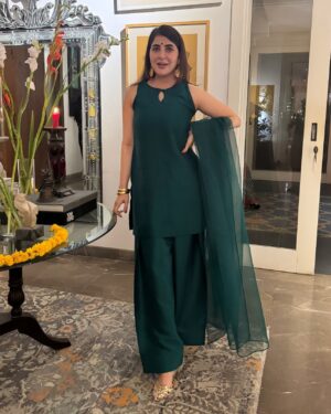 Areeba Habib Instagram - Lights & Joy.🪔✨💋
Wearing: @aimensahibzada