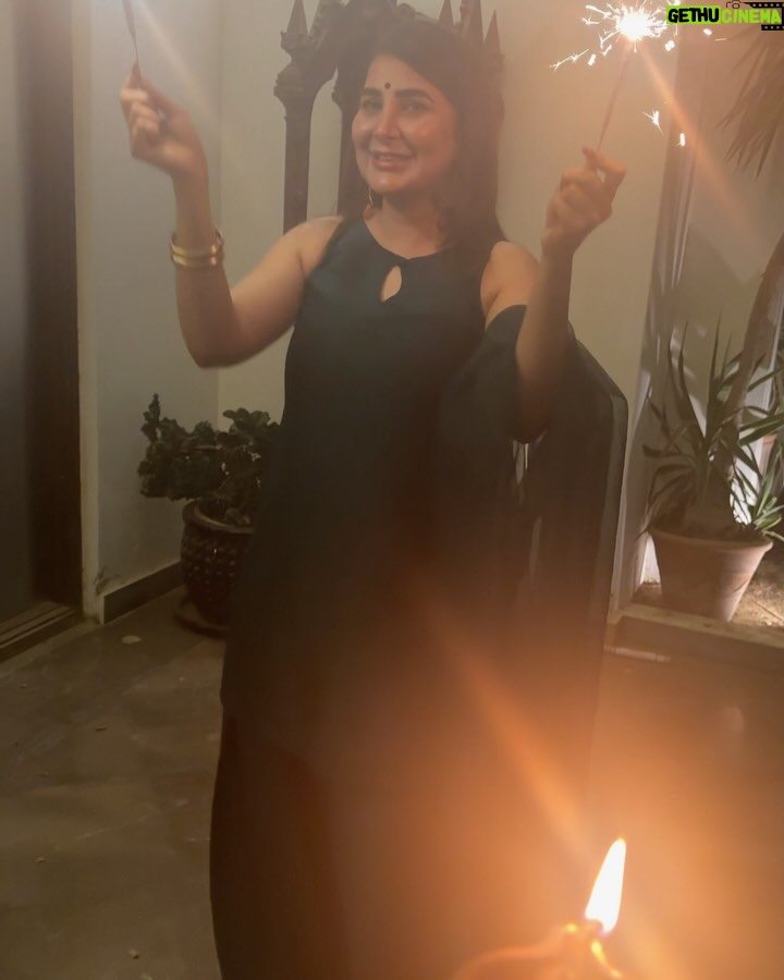 Areeba Habib - 29.3K Likes - Lights & Joy.🪔✨💋
Wearing: @aimensahibzada