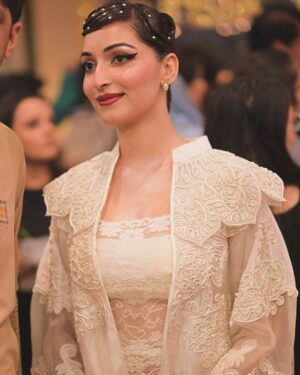 Areej Chaudhary Instagram - What a night at the Kabhi Main Kabhi Tum finale! 

The love from all of you was truly overwhelming, and seeing so many fans who connected with Natasha’s journey is beyond words. ❤️ Thank you for embracing her story with me

Dress : @aleenaandfareena

Makeup & hair :  @imranaslammua.